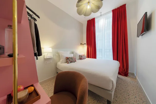 غرفة كومفورت بسرير كوين، HOTEL DES CANETTES 3/3