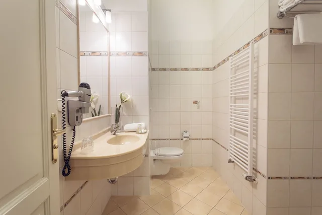 غرفة كلاسيكية بسرير مزدوج أو سريرين منفصلين مع سرير إضافي، Ontario Hotel Garni 7/10