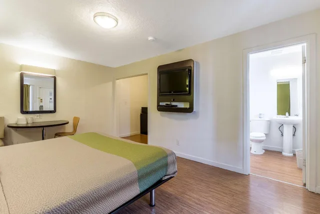 غرفة بسرير كوين، Motel6 San Rafael, CA 1/10