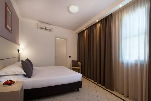 Room, Queen Bed, CDH Hotel La Spezia 2/10