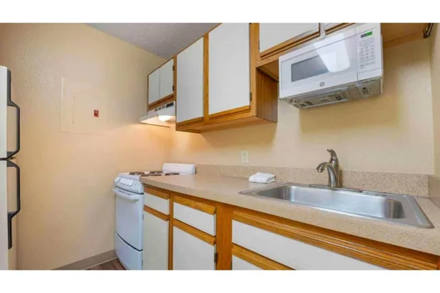 غرفة بسرير كوين مع أريكة، Studio 6 Extended stay Fairfield, OH - Cincinnati 10/10