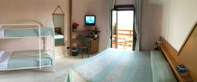 غرفة رباعية بسرير كوين وسرير بطابقين، Hotel Cala Reale 5/7