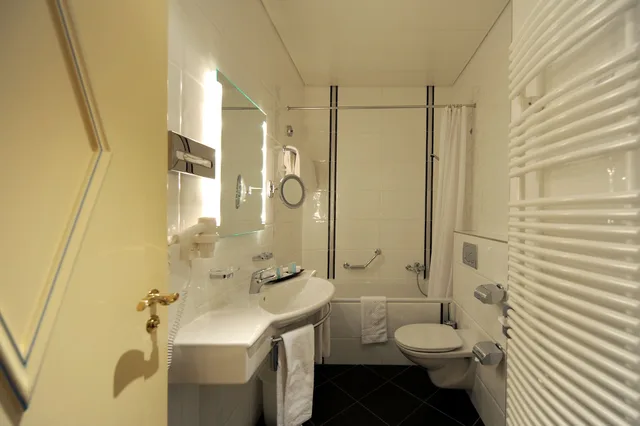 غرفة سوبيريور بسرير كوين، Hotel Victoria Lausanne 4/4