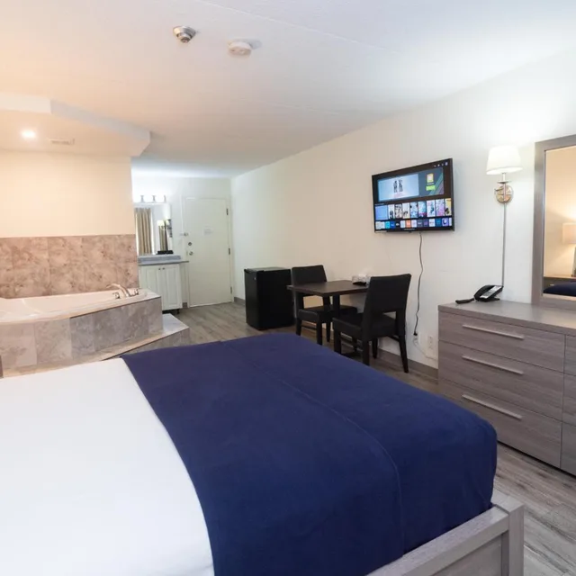 غرفة بسرير كوين بجاكوزي، Diplomat Inn 4/10