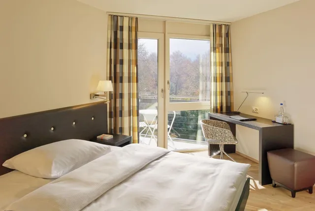 Room, King Bed, Hotel Seepark Thun 2/10