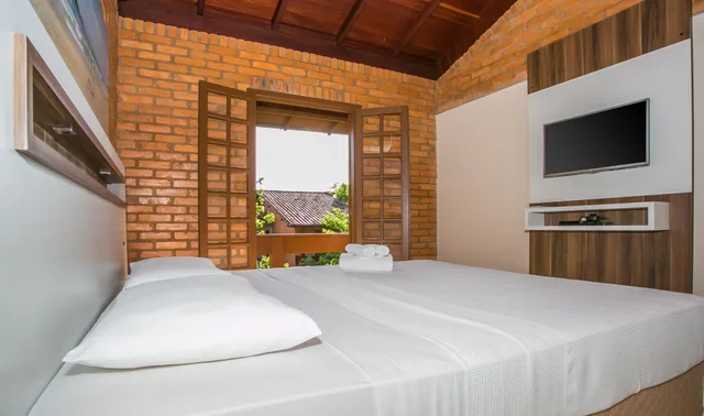 شاليه بسرير كوين بإطلالة على الحديقة بشرفة مع أريكة، Sao Sebastiao Da Praia Hotel 1/3
