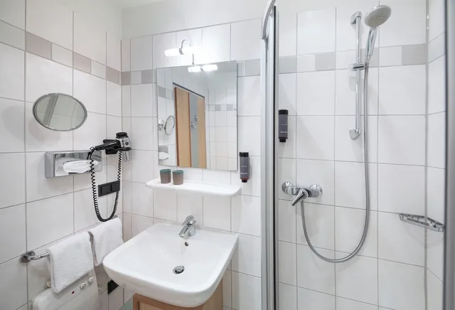 غرفة عائلية بسرير كوين وسرير فردي بغرفة نوم واحدة، Roomingtons Franziskushohe Lohr 6/8