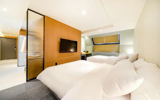 Sweet, Triple, 3 Queen Beds, Queen Bed, Terrace، Haeundae Thevan Hotel 1/1