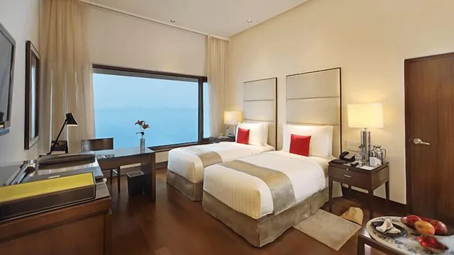 غرفة بسريرين منفصلين بإطلالة على البحر، The Oberoi Mumbai 9/10