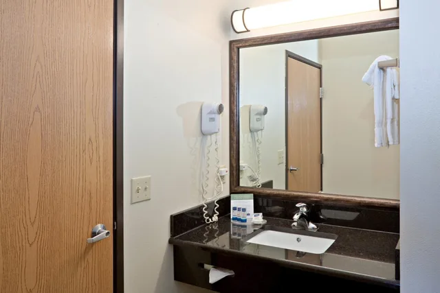 Superior, Suite, Queen Bed, AmericInn by Wyndham Ashland 3/4