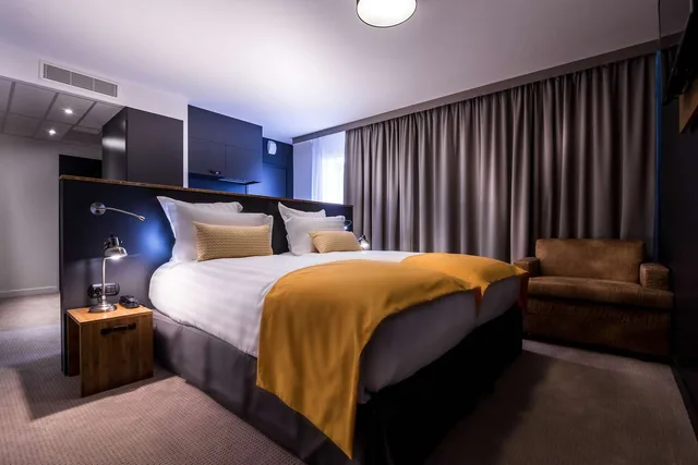 جناح جونيور بسرير كوين مع أريكة بحوض استحمام، Best Western Plus Suitcase Paris La Defense 1/3