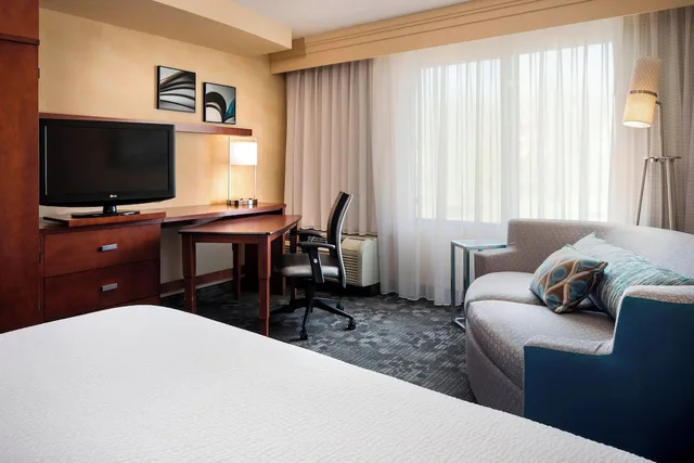 غرفة بسرير كينج مع أريكة، Courtyard by Marriott Kansas City Shawnee 9/10