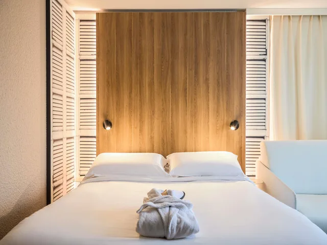 غرفة بريفيليج بسرير مزدوج مع أريكة، Novotel Beaumanoir 2/5