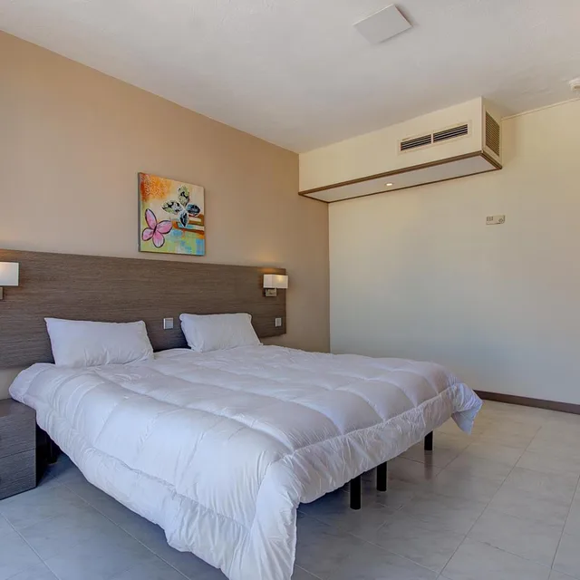 غرفة بسرير مزدوج أو سريرين منفصلين بإطلالة جزئية على البحر، Primera Hotel 1/10