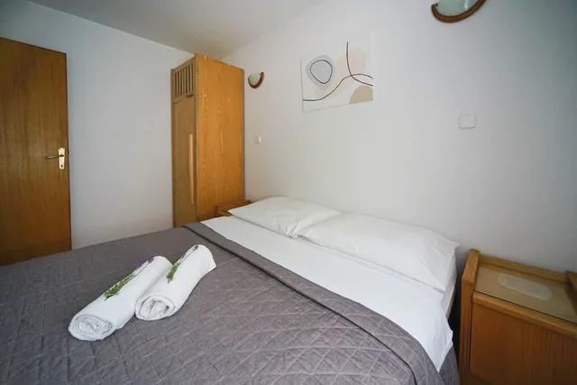 شقة عائلية بسرير كوين بغرفة نوم واحدة مع أريكة، APARTMENTS AND ROOMS DEGRA 1/6