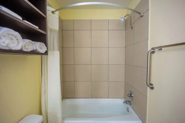 غرفة بزنس بسرير كينج، Days Inn & Suites by Wyndham Waterloo 7/7