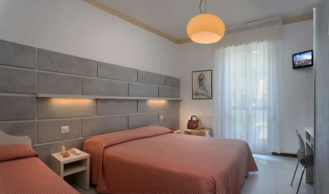 غرفة ثلاثية بثلاثة أسرّة، HOTEL SUISSE 1/2