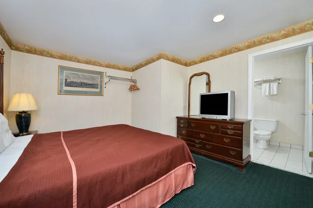 غرفة قياسية بسرير كينج، Travelodge by Wyndham Great Barrington Berkshires 1/10