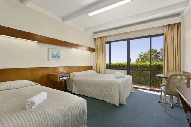 Motel, Futon Bed, Large، Village Family Motor Inn 3/6