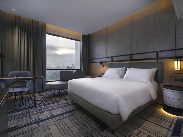 Deluxe, Queen Bed, City Side، Mercure Surabaya Manyar (ex Everbright Hotel) 2/2