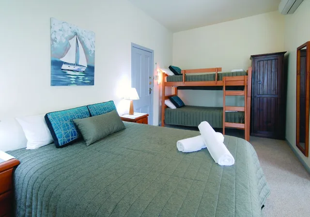 غرفة عائلية بسرير كوين وسريرين منفصلين بإطلالة على النهر، Riverview Boutique Motel 2/3