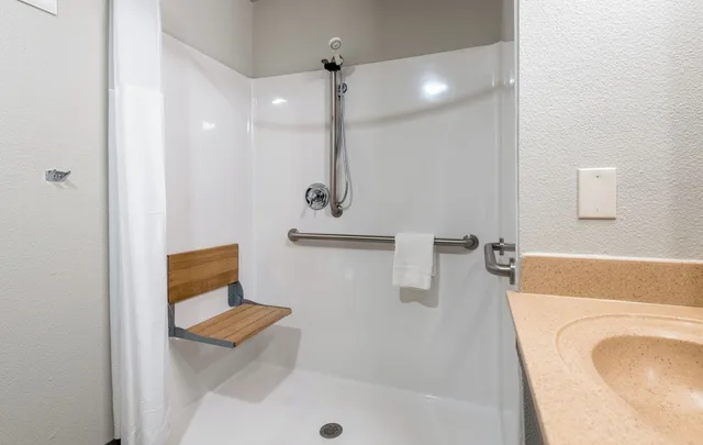 غرفة بسرير كوين لذوي الإعاقة، My Place Hotel-Hurricane UT 6/6