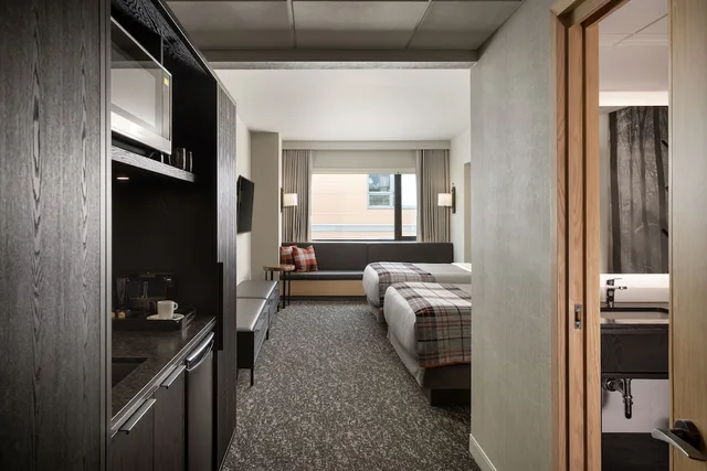 Junior, Studio, 2 Queen Beds, Street View، Peaks Hotel & Suites 10/10