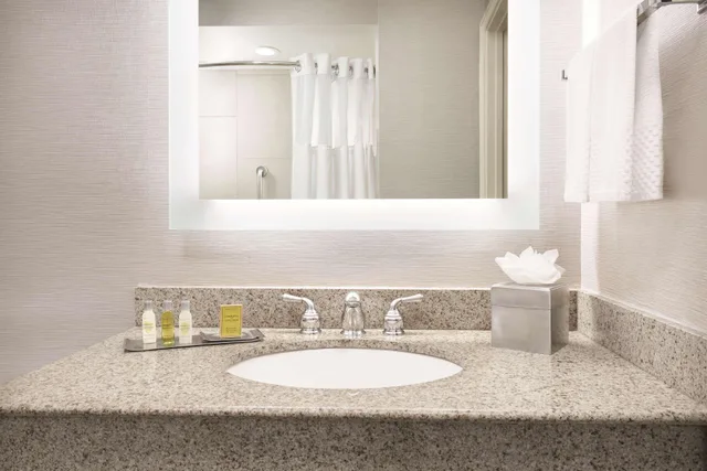 غرفة بريميوم بسريرين كوين في طابق مرتفع، Doubletree Hotel Colorado Springs - World Arena Co 3/3