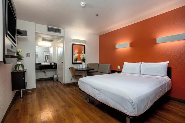 غرفة قياسية بسرير كوين، Motel6 Carlsbad, CA Beach 3/8
