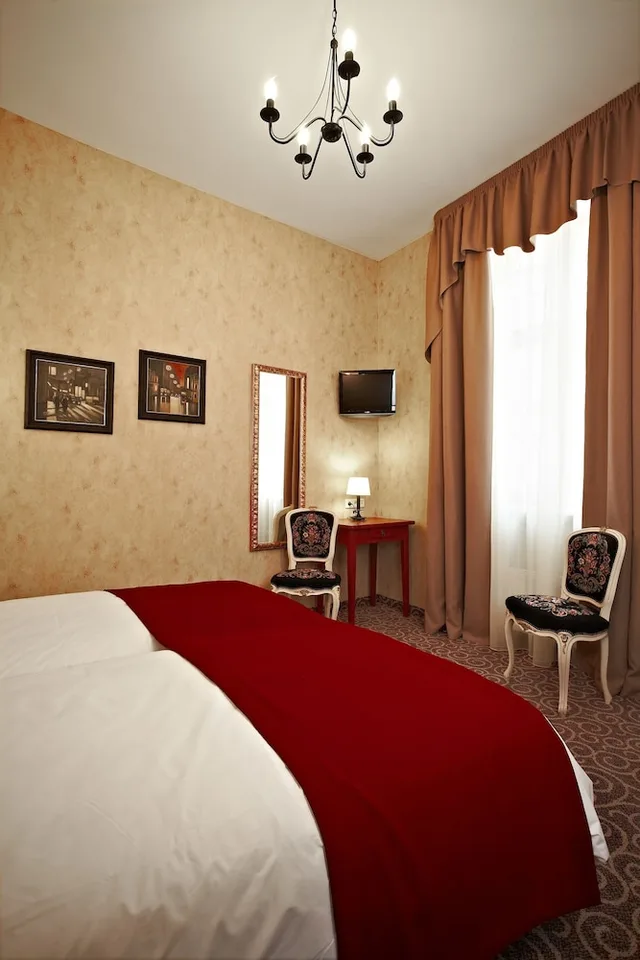 غرفة قياسية بسرير كوين، Justus Hotel 1/2