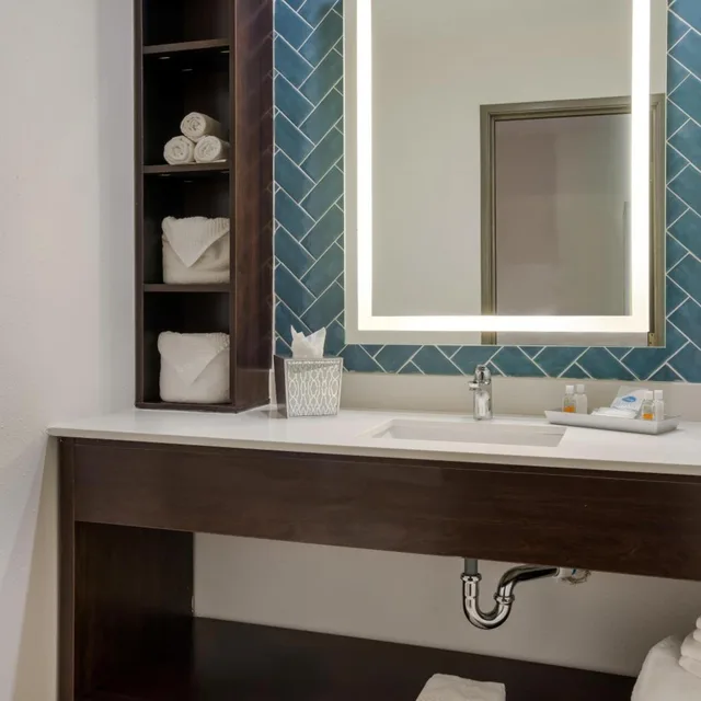 غرفة ديلوكس بسرير كينج، The Marco Hotel Lake Charles 5/5