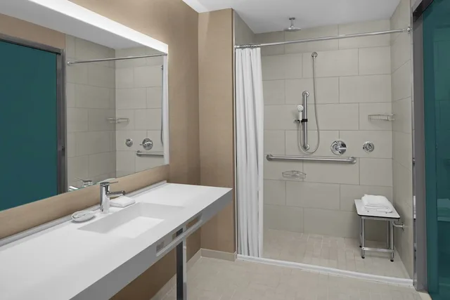جناح بسرير كينج بغرفة نوم واحدة مع أريكة، AC Hotel by Marriott Lansing University Area 4/4
