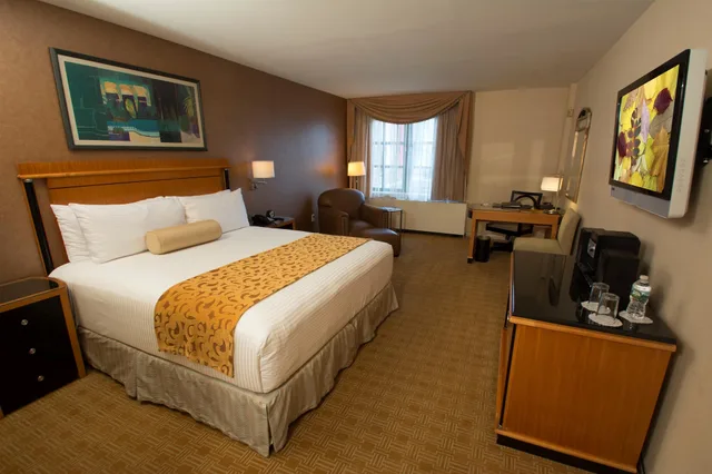 غرفة قياسية بسرير كينج بشرفة، Inn At Great Neck 1/7
