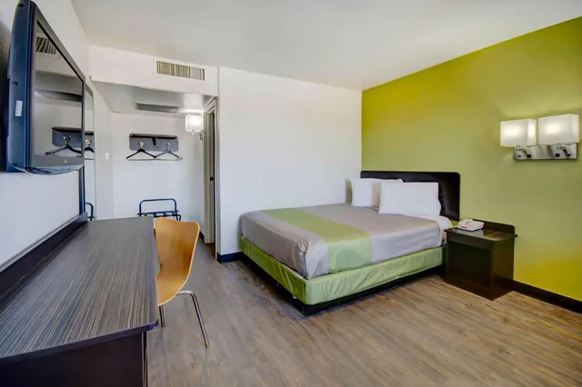 1 Queen Bed, Motel6 Douglas, AZ 3/8