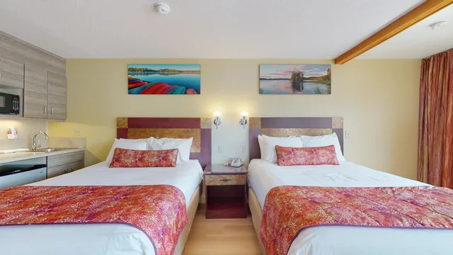 Room, 2 Queen Beds, Lake Front، Surfside On The Lake 4/10