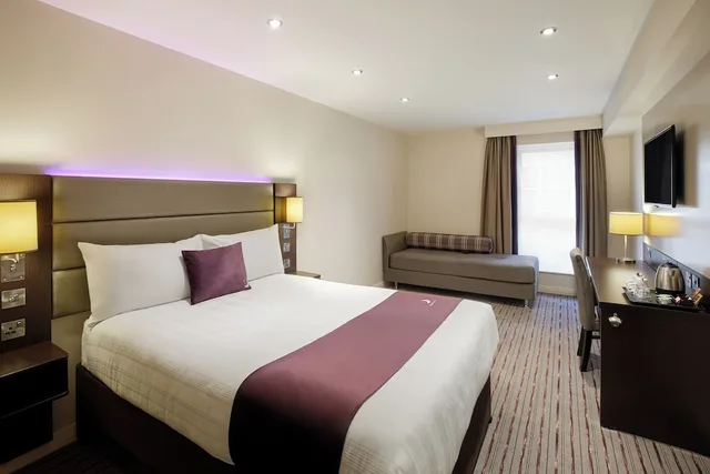 Family, Quadruple, Double and Twin Beds, Premier Inn London City (Old Street) 1/3