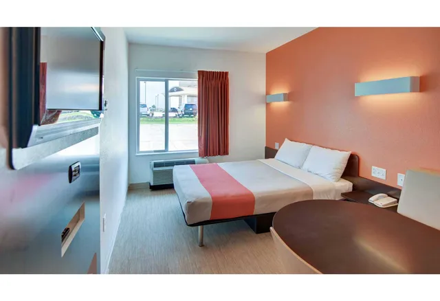 1 Queen Bed - ADA/Tub، Motel6 Roanoke, TX - Northlake - Speedway 3/6