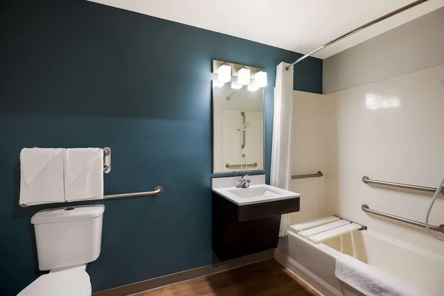 غرفة قياسية بسرير مزدوج بحوض استحمام لذوي الإعاقة، WoodSpring Suites Orlando West - Clermont 9/9