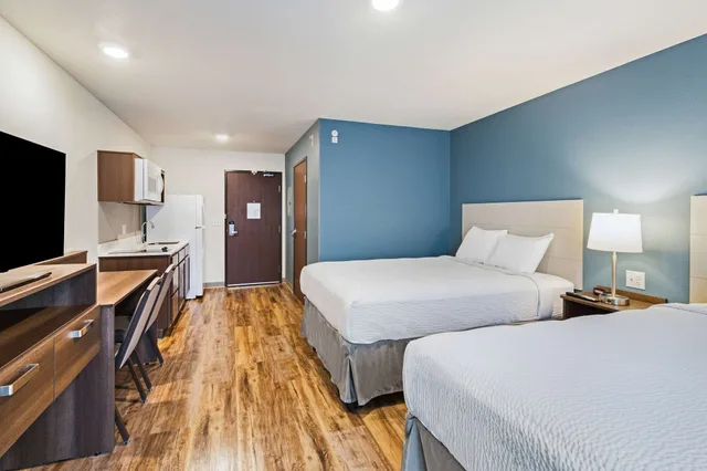 غرفة قياسية بسرير كوين مع أريكة، WoodSpring Suites Davenport Quad Cities 1/3