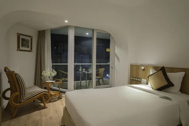 غرفة ديلوكس بسريرين منفصلين بشرفة بإطلالة جزئية على البحر، GREEN WORLD HOTEL NHA TRANG 9/10