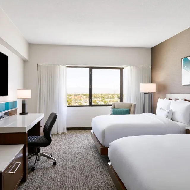 Guest Room, 2 Queen Beds, Executive Level, High Floor، Delta Hotels Phoenix Mesa 2/5