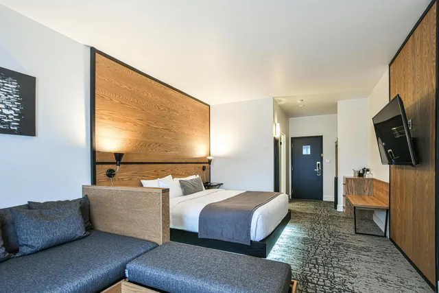 Lounge, Superior, King Bed, Courtyard Side View، AX Hotel Mont Tremblant 1/8