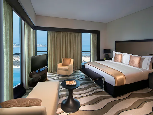 Prestige, Suite, King Bed, City and Sea View, Living Area, Sofitel Abu Dhabi Corniche 1/4