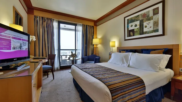 غرفة قياسية بسرير كينج بإطلالة على المدينة، Crowne Plaza Hotel Beirut 3/10