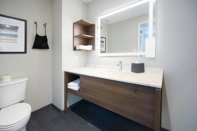 جناح بسرير كينج بغرفة نوم واحدة مع أريكة لذوي الإعاقة، Staybridge Suites - Cincinnati East - Milford, an IHG Hotel 2/2