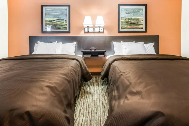 Efficiency, 2 Queen Beds, Pet Friendly, Accessible، Suburban Studios Washington, PA 4/4