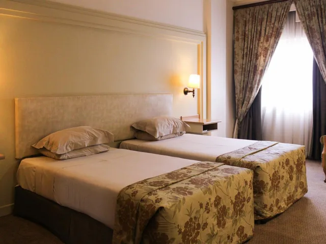 غرفة فاخرة بسريرين منفصلين وسرير مزدوج وسريرين منفصلين، Apollo Hotel 2/2