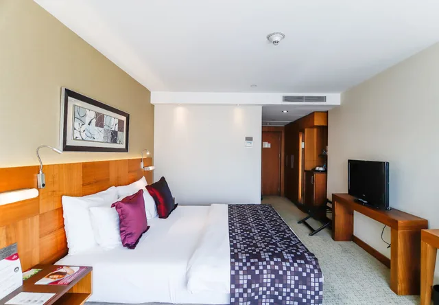 غرفة مزدوجة قياسية بسرير كينج، Crowne Plaza Istanbul Harbiye Hotel 1/10
