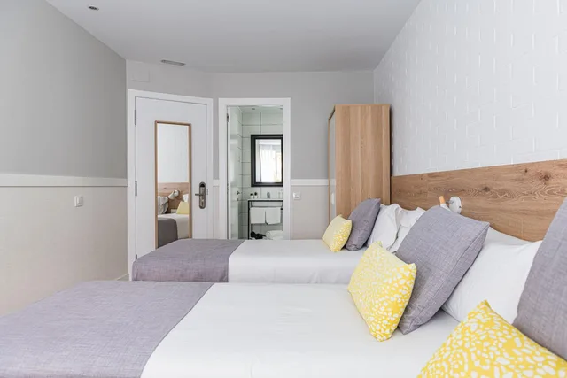 غرفة ثلاثية، Pillow House 4/10