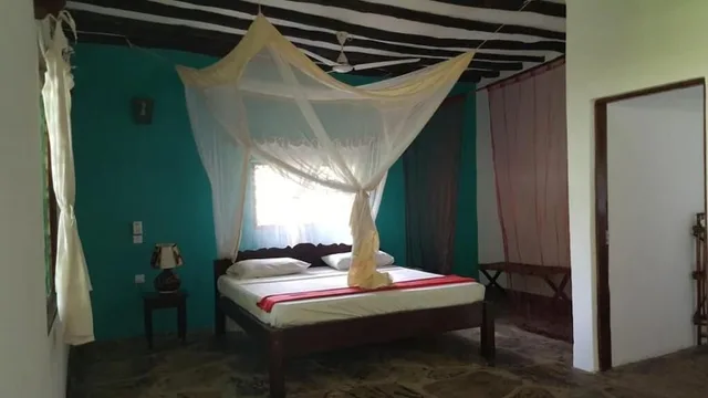 غرفة قياسية بسرير كوين بإطلالة على المسبح بشرفة، Echo Villas Watamu 1/4